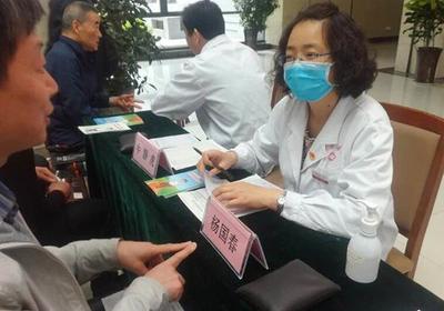 市中医院举办“关注高尿酸 关爱痛风患者”健康义诊活动
