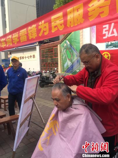 广西柳州一工厂坚持学雷锋50余载 祖孙三代齐上阵，健康咨询服务成佳话